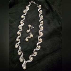 Elegant Silver and Pearl Jewelry Set